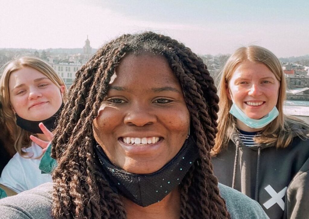 Mahalia, Laura and Laura in Poland