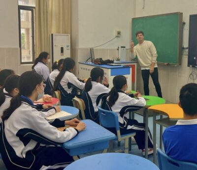 English teacher in Shenzhen in front of the blackboard