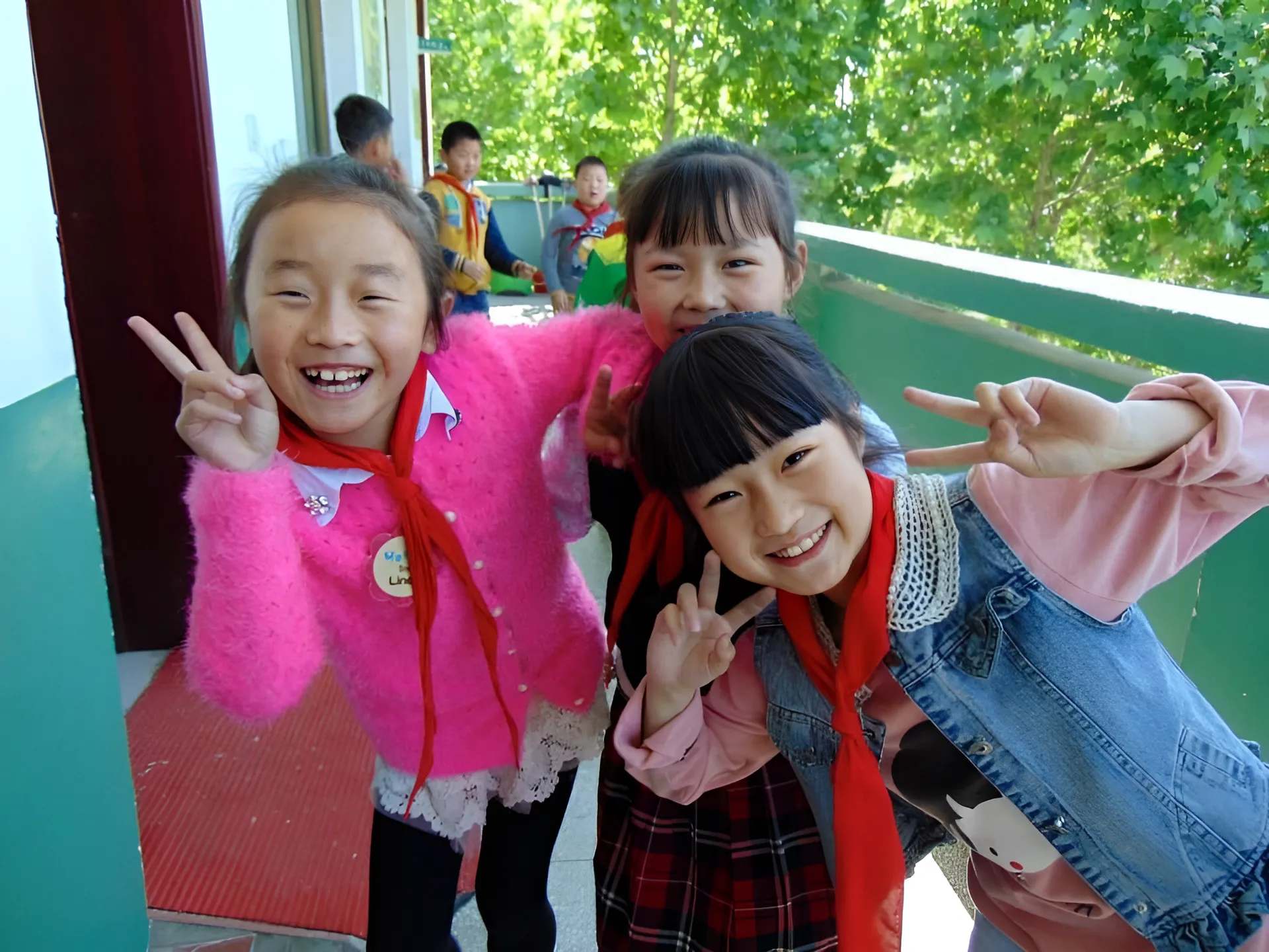 Group of smiling students at a Chinese school