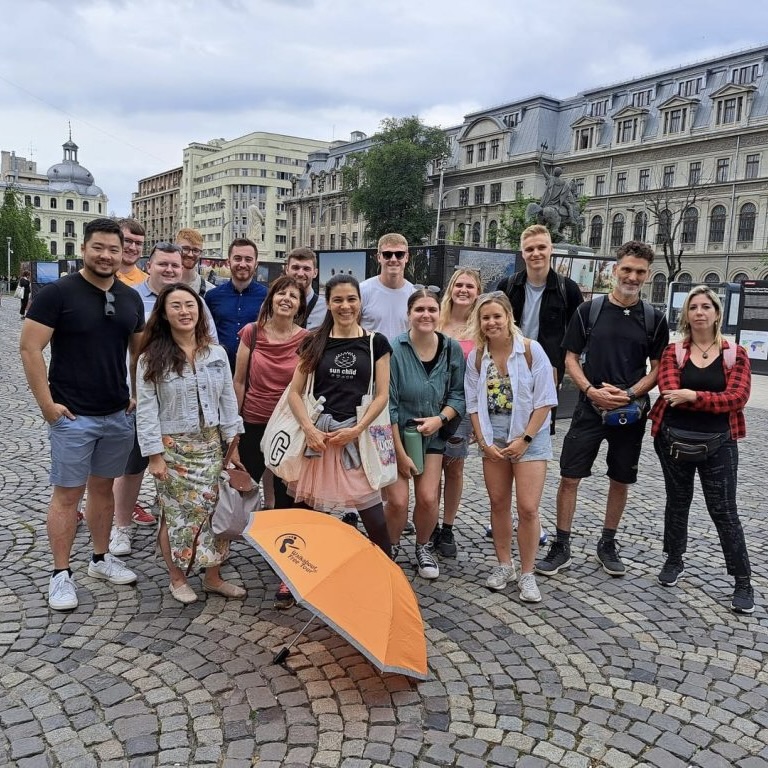 Bucharest-walkabout_Piata-Universitatii_Smiling_Tour-Group-1024×768