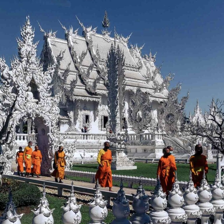 Monks-in-Thailand-inside-the-famous-white-temple-in-Chiang-Rai-1024×769 2