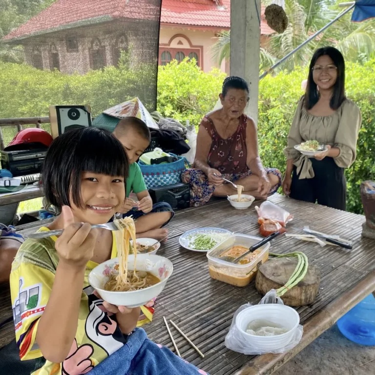 Thai-family-eating-rice-noodles-with-Thai-fish-curry-1024×768